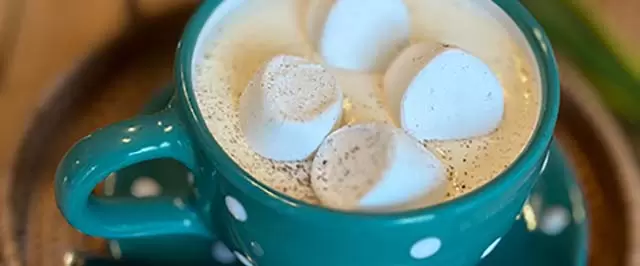 Madártej pöttyös bögrében